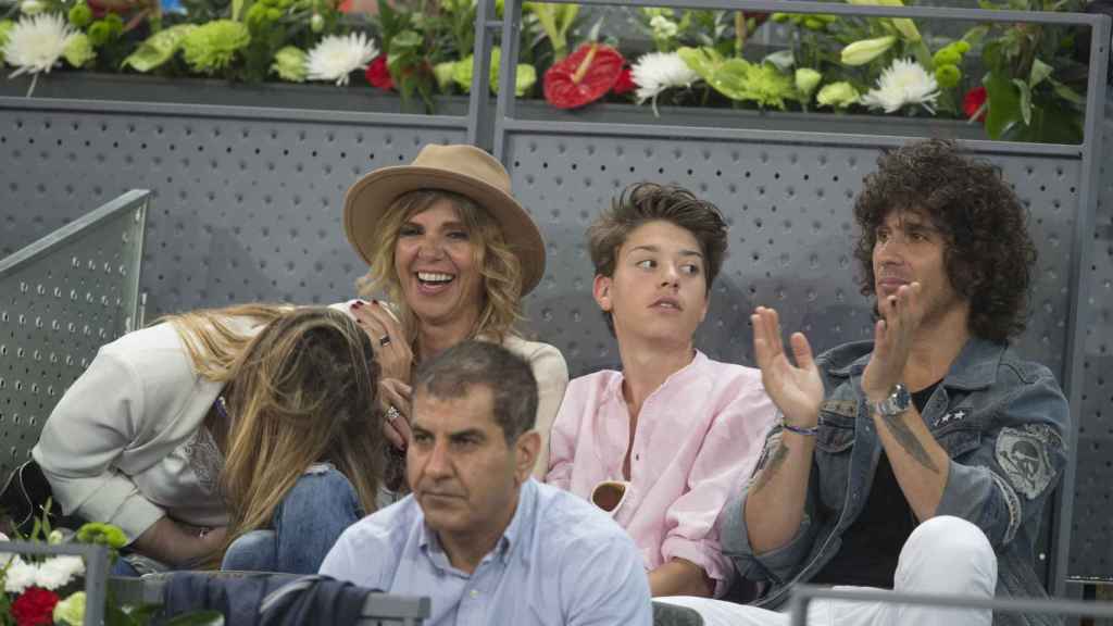 El joven con su madre y el entonces novio de ésta Agustín Etienne en el Máster Serie de Madrid en 2017.