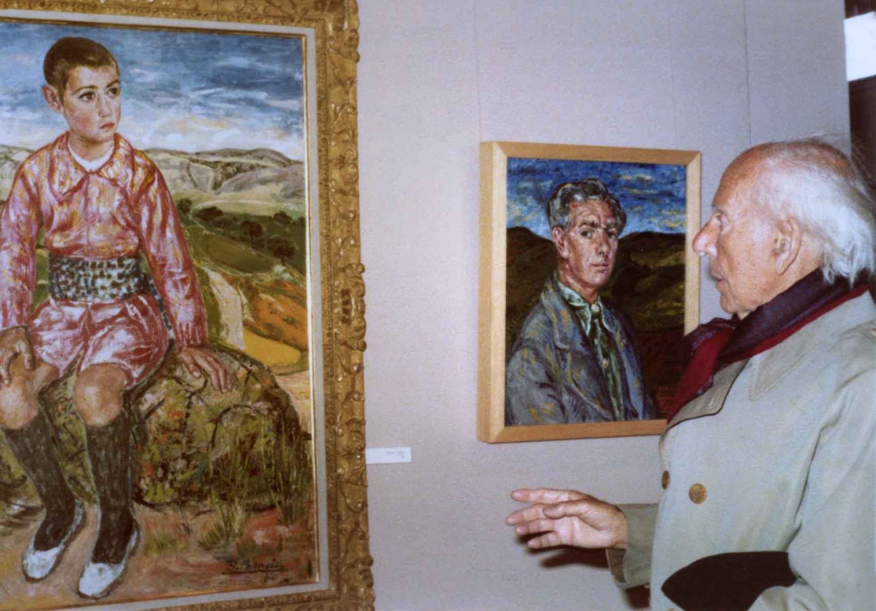 El pintor Benjamín Palencia contemplando sus cuadros en el Museo de Albacete.