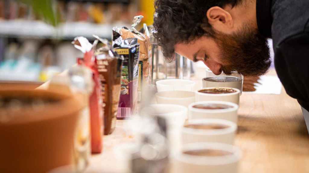 Nolo, experto en café, huele los seis cafés naturales de los supermercados para detectar sus aromas.