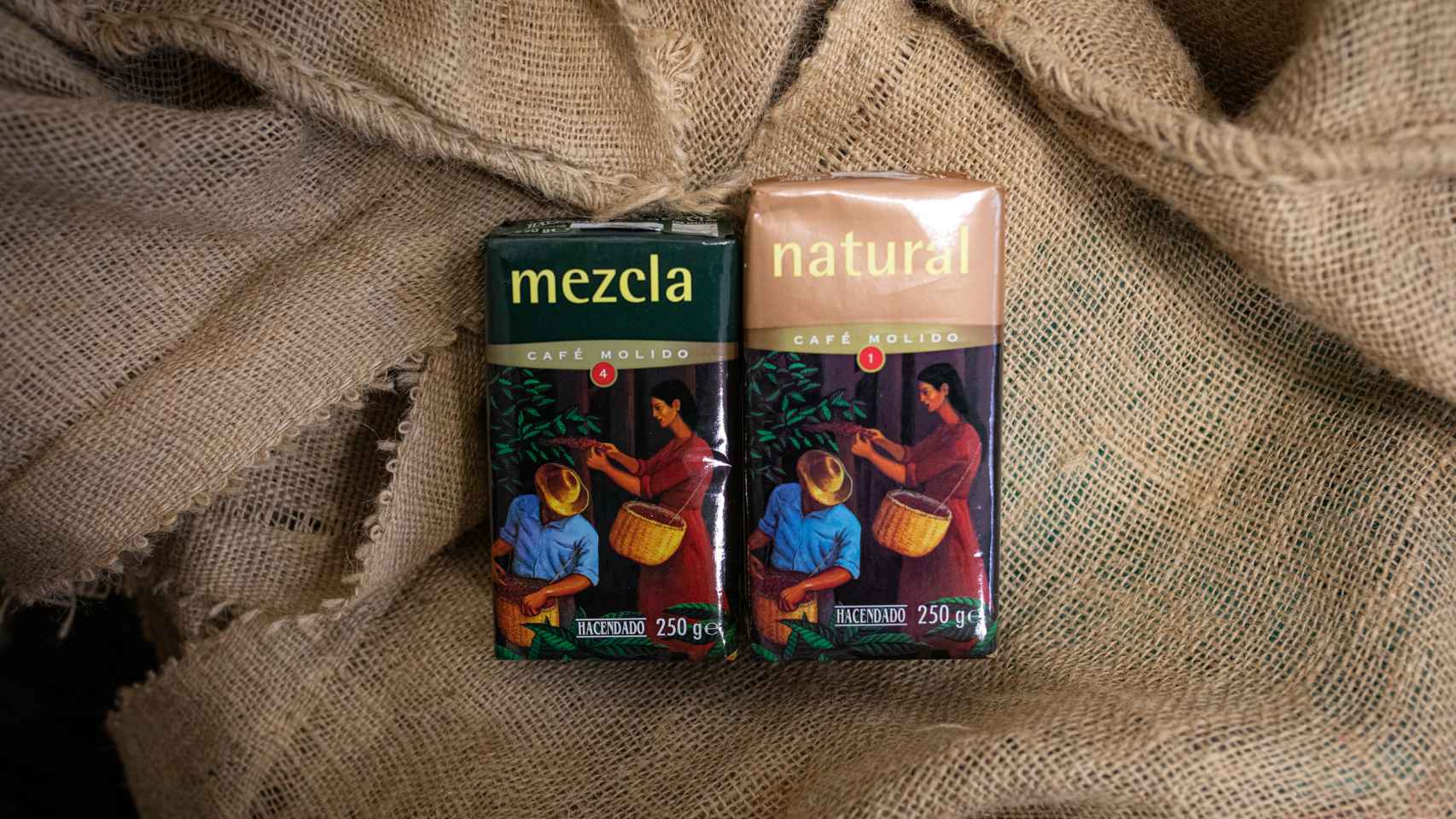 A la izquierda, el paquete de café molido mezcla de Hacendado y, a la derecha, su homólogo natural.