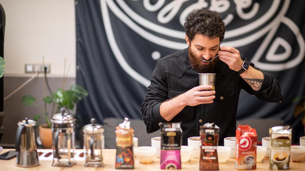 El maestro tostador Nolo Botana probando los seis cafés molidos naturales de los supermercados.
