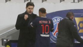 Pochettino y Neymar durante el partido del PSG