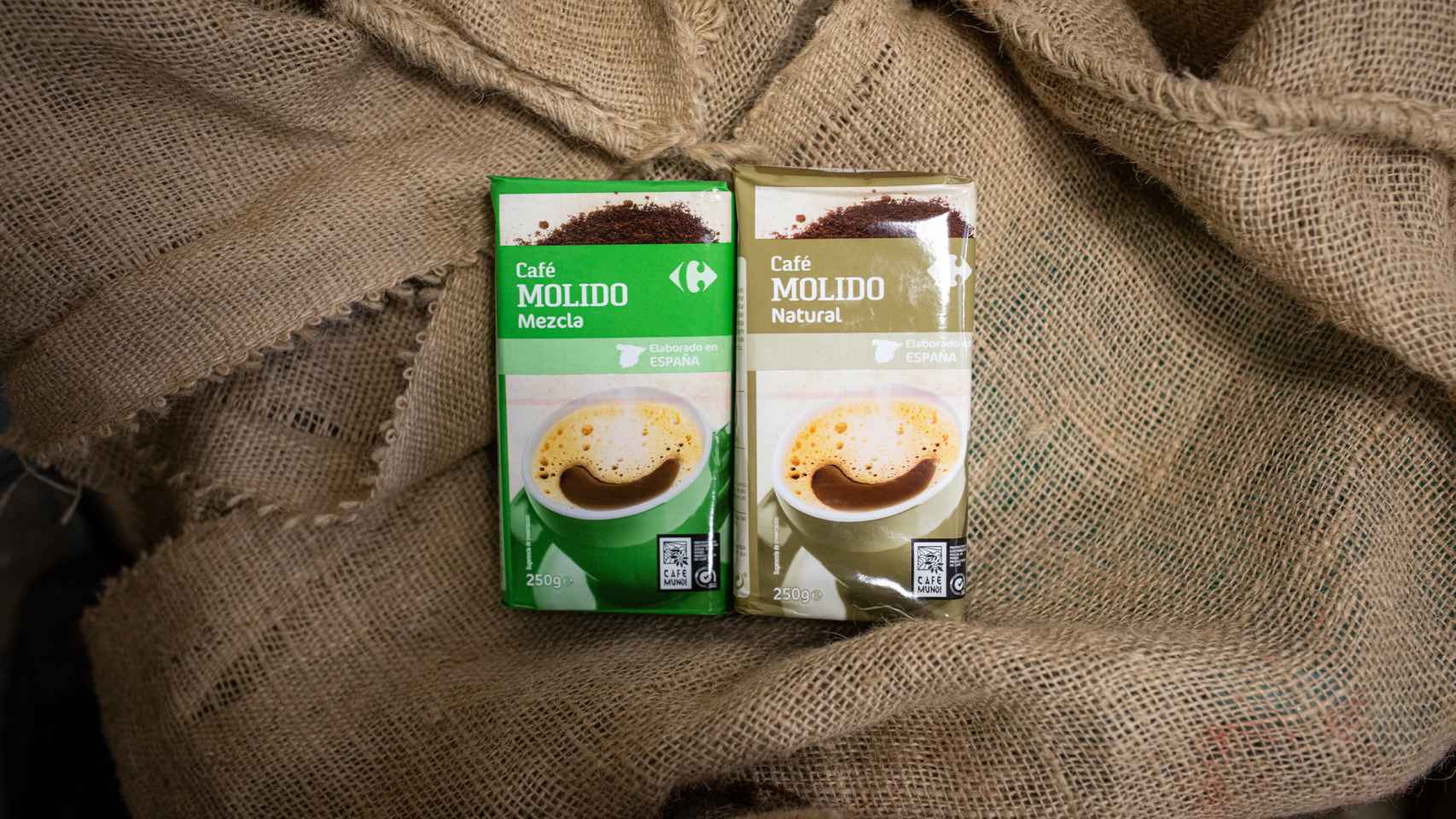 A la izquierda, el paquete de café molido mezcla de Carrefour y, a la derecha, el natural.
