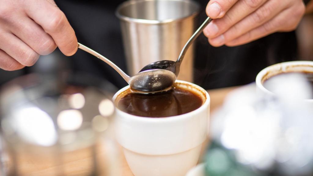 Nolo Botana, tras elaborar cada café durante cinco minutos, quita la costra para soborear mejor la bebida.