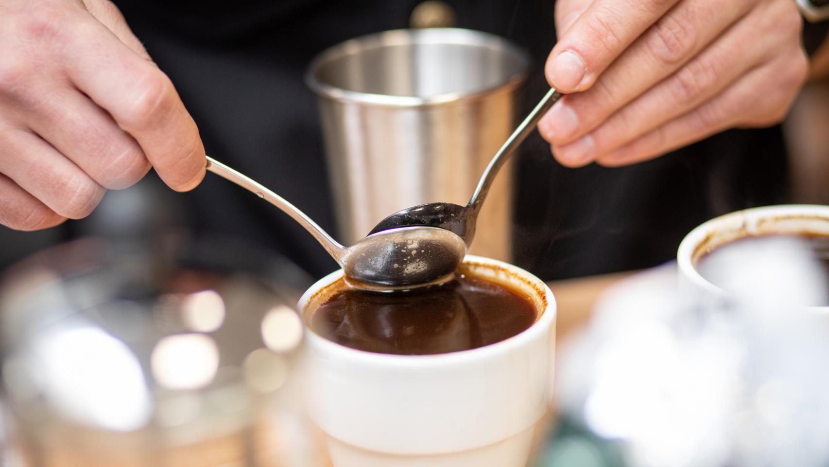 Nolo Botana, tras elaborar cada café durante cinco minutos, quita la costra para soborear mejor la bebida.