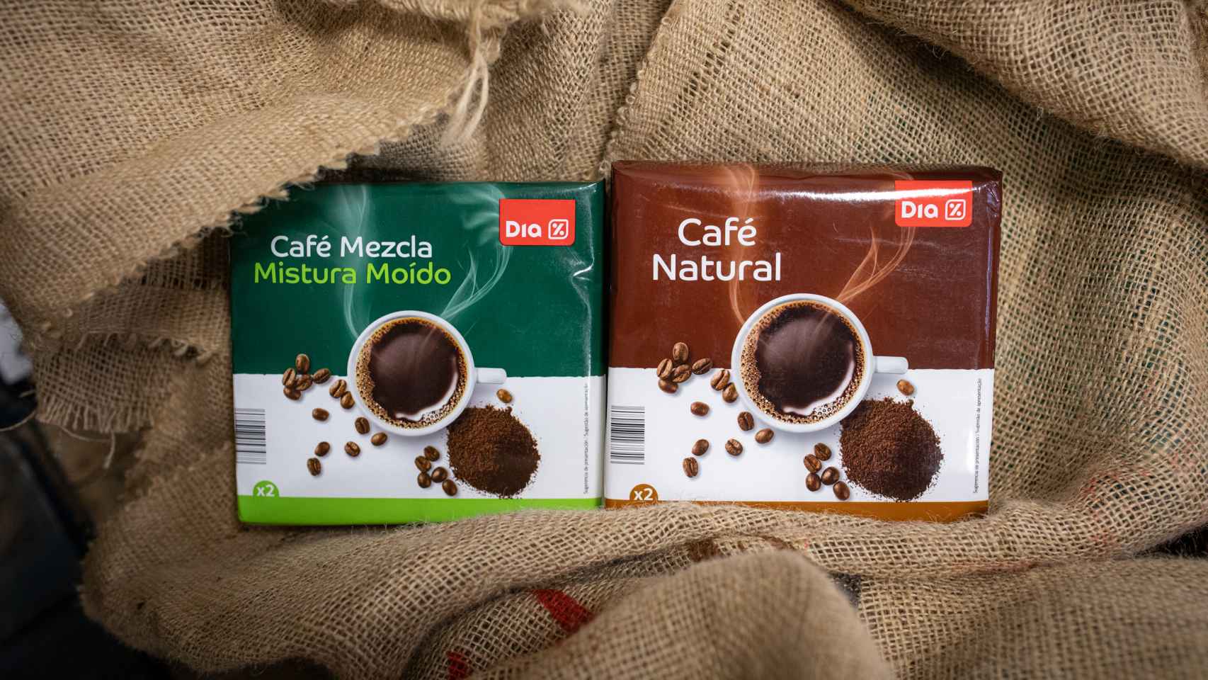 A la izquierda, el café molido mezcla de Dia y, a la derecha, su homólogo natural.