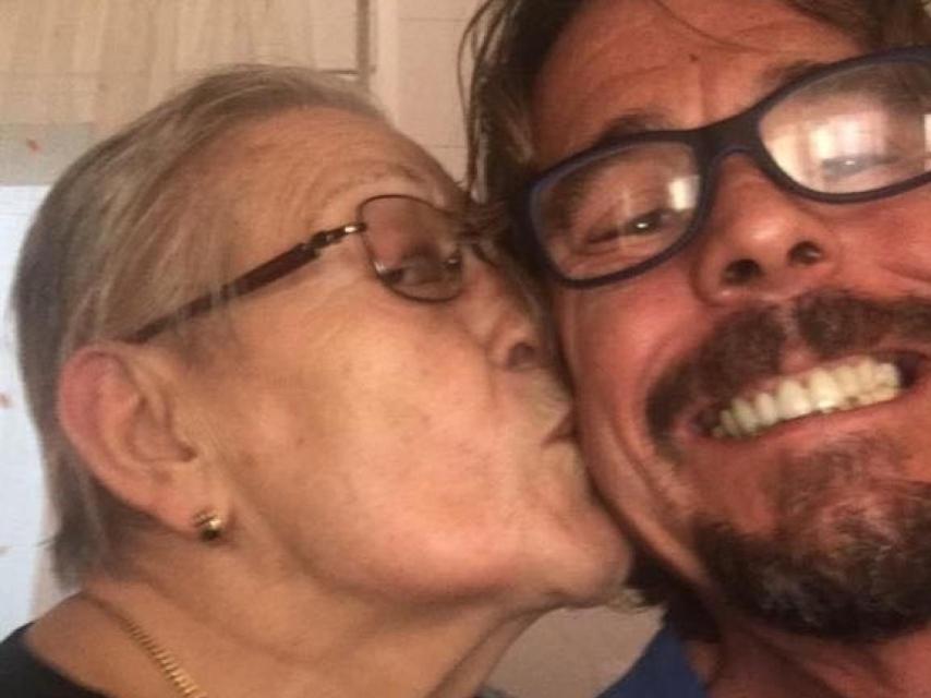 Juan Muñoz y su madre, en una foto personal.
