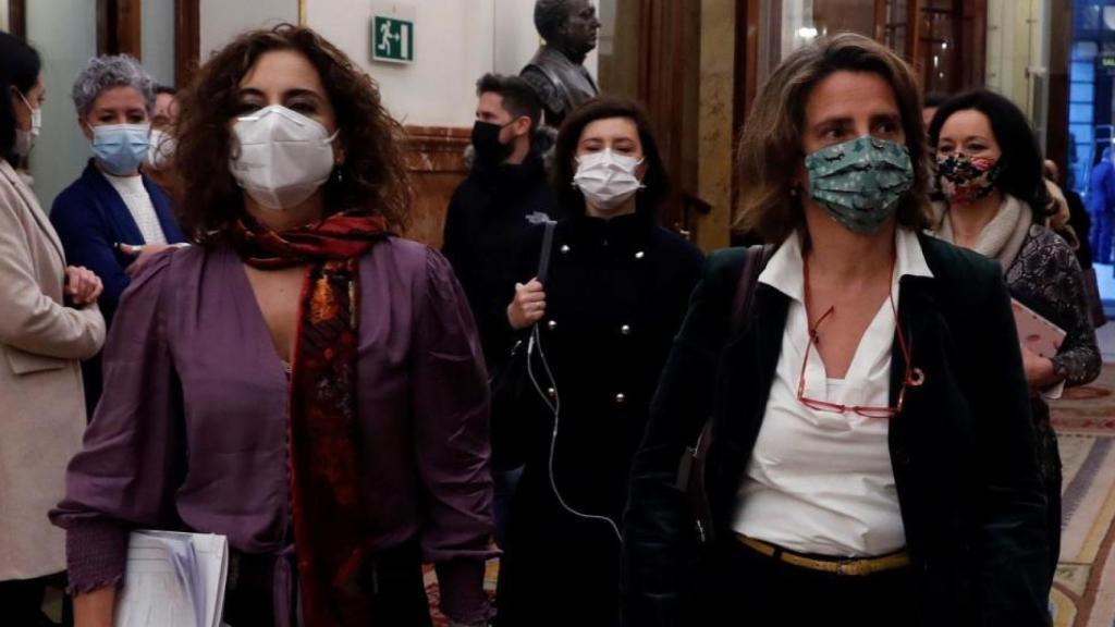 La vicepresidenta cuarta, Teresa Ribera, junto a la ministra de Hacienda, María Jesús Montero.
