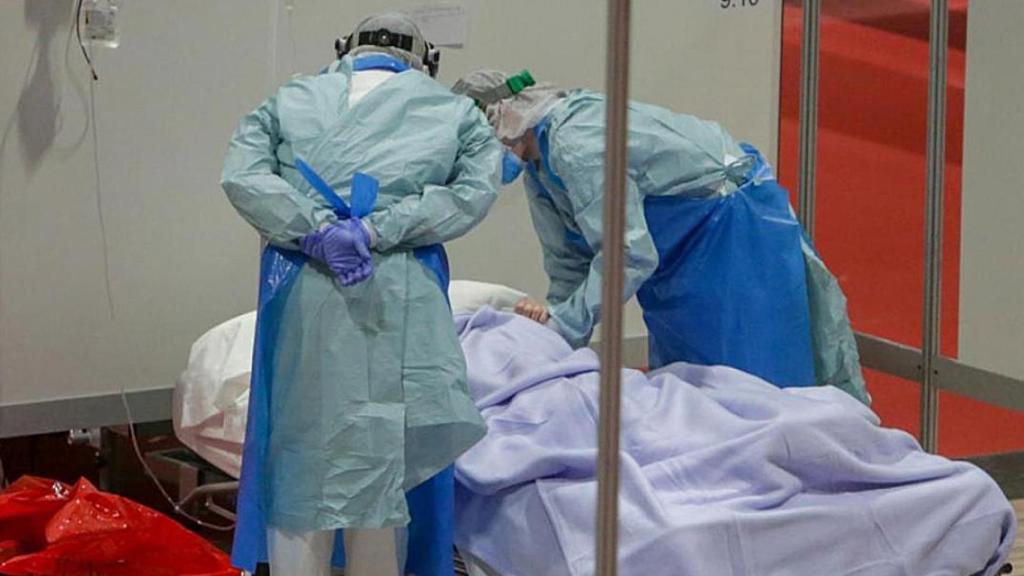 Dos sanitarios atienden a un enfermo con Covid-19.