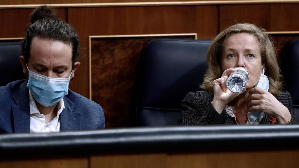 Iglesias y Calviño, en sus escaños del Congreso.