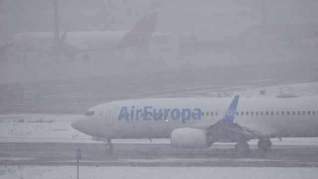 Un avión en Barajas en un día de nieve.
