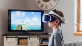 Un niño usando un dispositivo de realidad virtual en su casa. Foto: Jessica Lewis - Unsplash