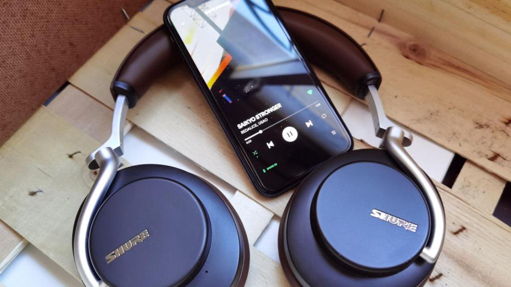 Los Shure Aonic 50 se comportan bien con los graves, pero no abusan de ellos
