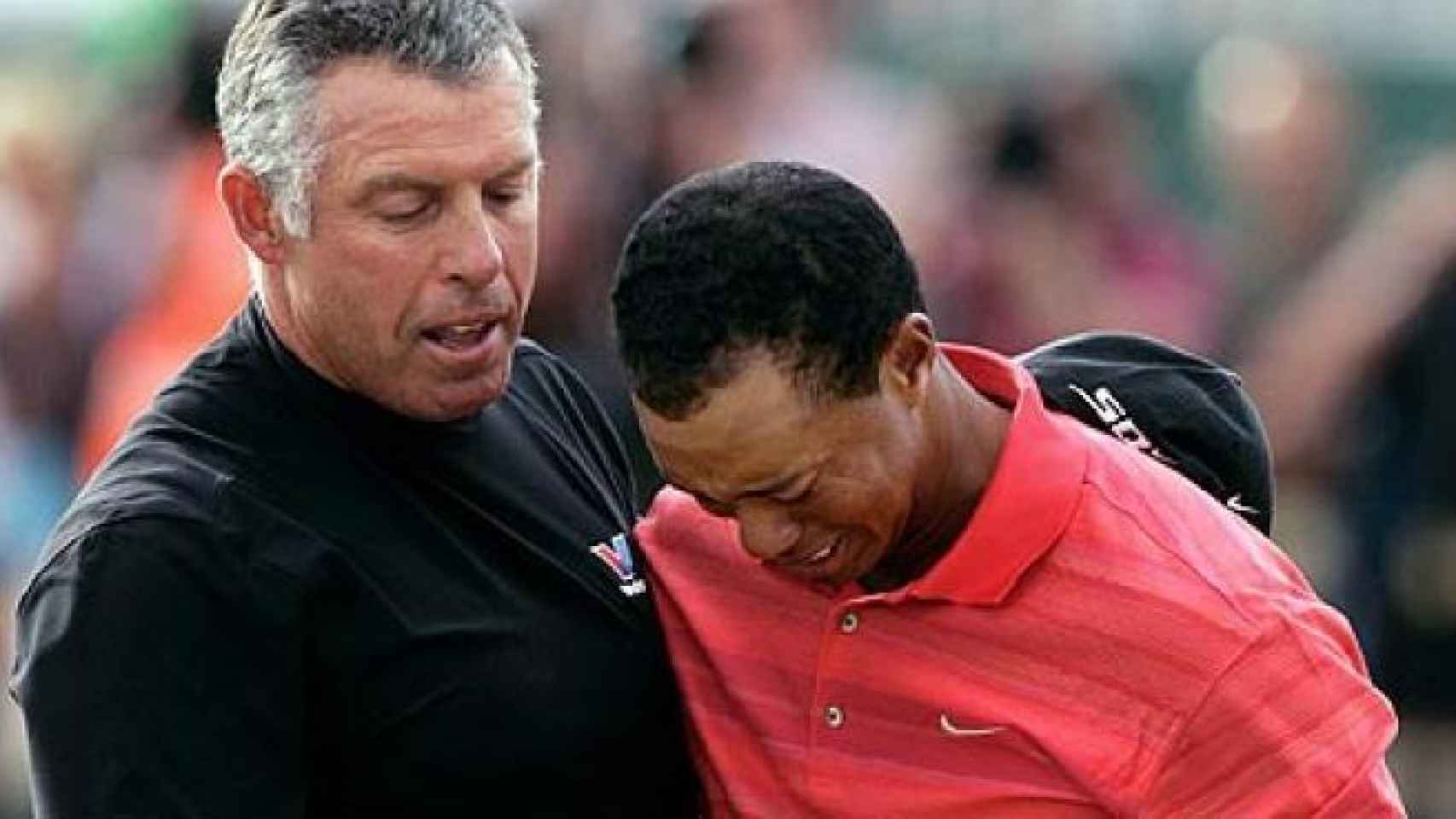 Tiger, llorando junto a Steve Williams, tras ganar el Abierto Británico de 2006, año de la muerte de su padre.