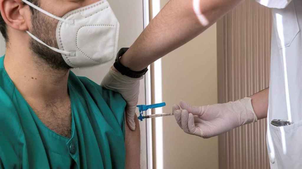 Un sanitario recibe una dosis de vacuna contra la Covid-19 en el Hospital Clínico Universitario Lozano Blesa de Zaragoza.
