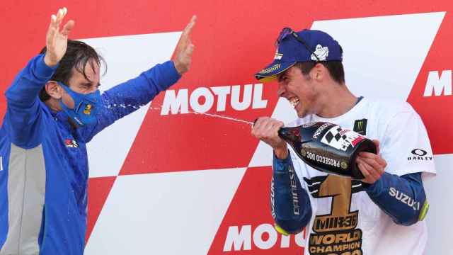 Davide Brivio junto a Joan Mir celebrando un triunfo en MotoGP