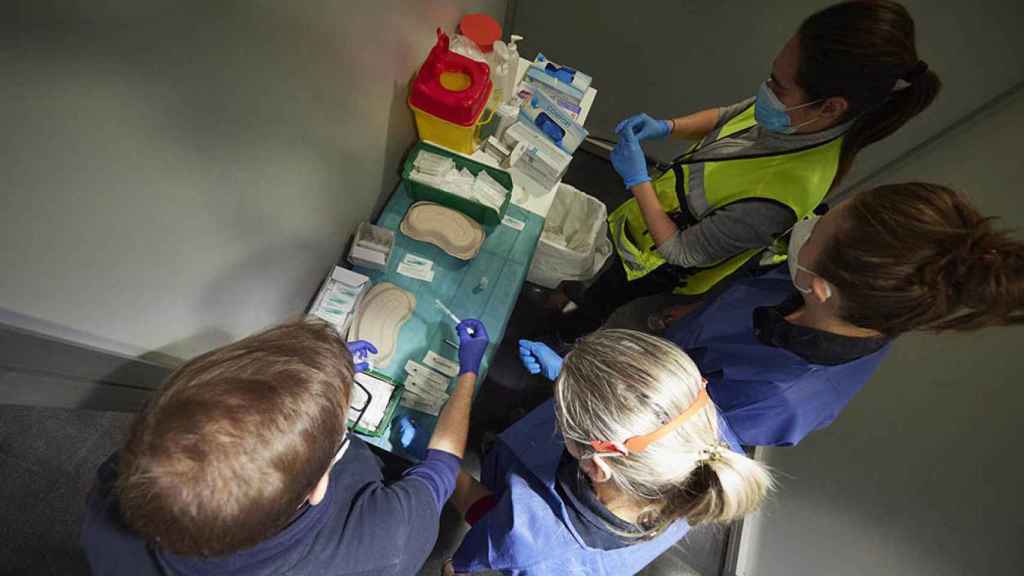 Varios trabajadores sanitarios, con material necesario para administrar la vacuna contra la Covid-19.