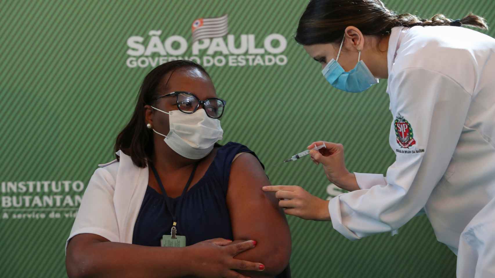 La enfermera Monica Calazans, de 54 años, la primera persona en ser vacunada en Brasil.