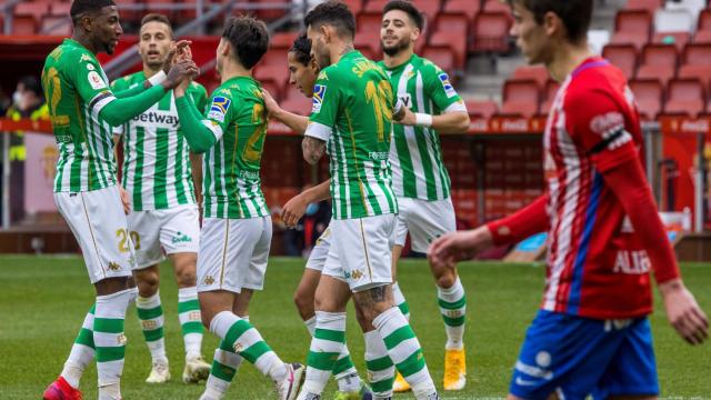 Los jugadores del Betis celebran su victoria ante el Sporting