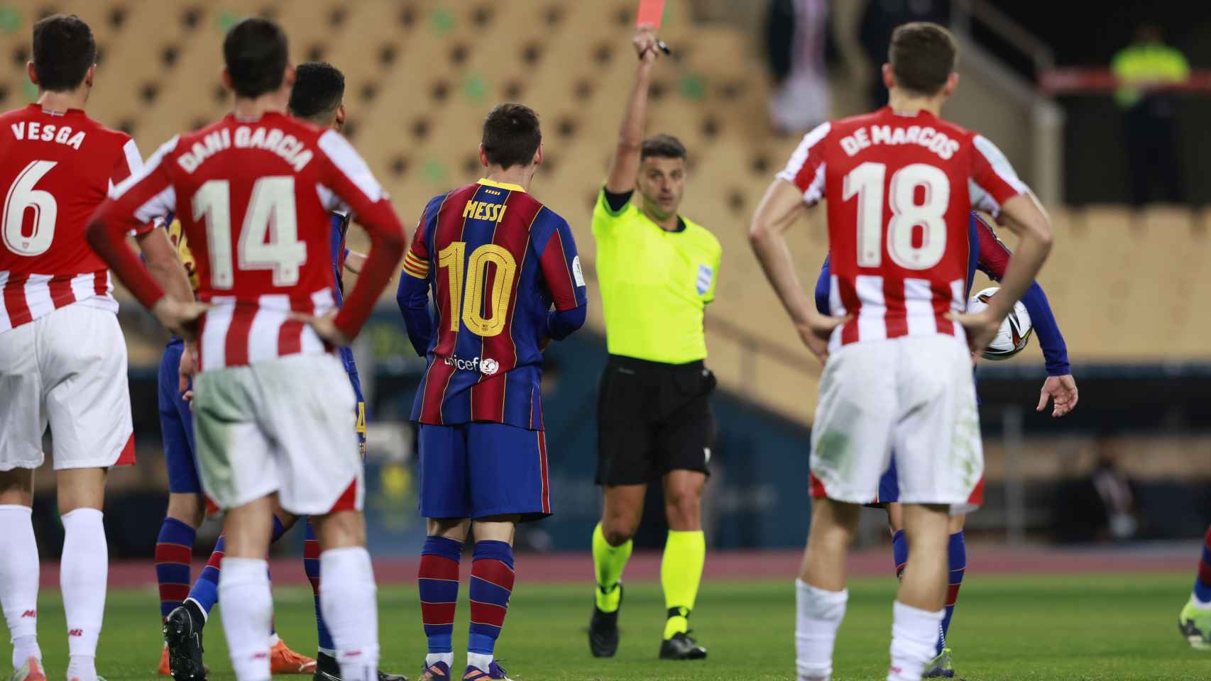 Gil Manzano enseña la tarjeta roja a Leo Messi