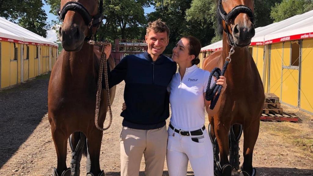Thomas Müller junto a su mujer y dos de sus caballos. Foto: Instagram (@esmuellert)