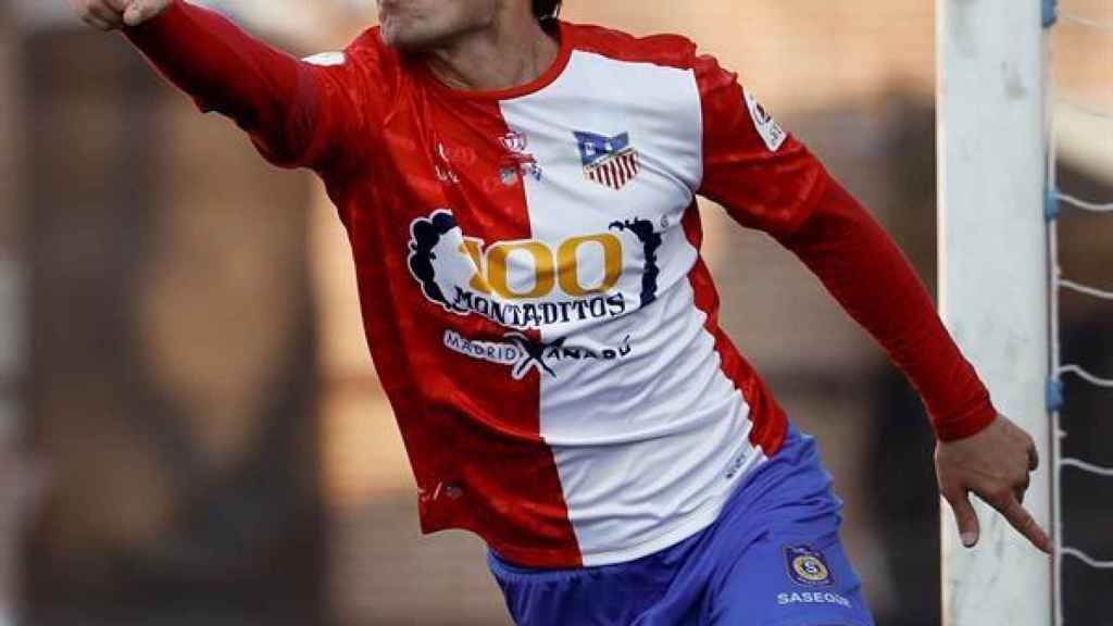 Juan Esnáider celebra un gol con el Navalcarnero al Eibar en la Copa del Rey