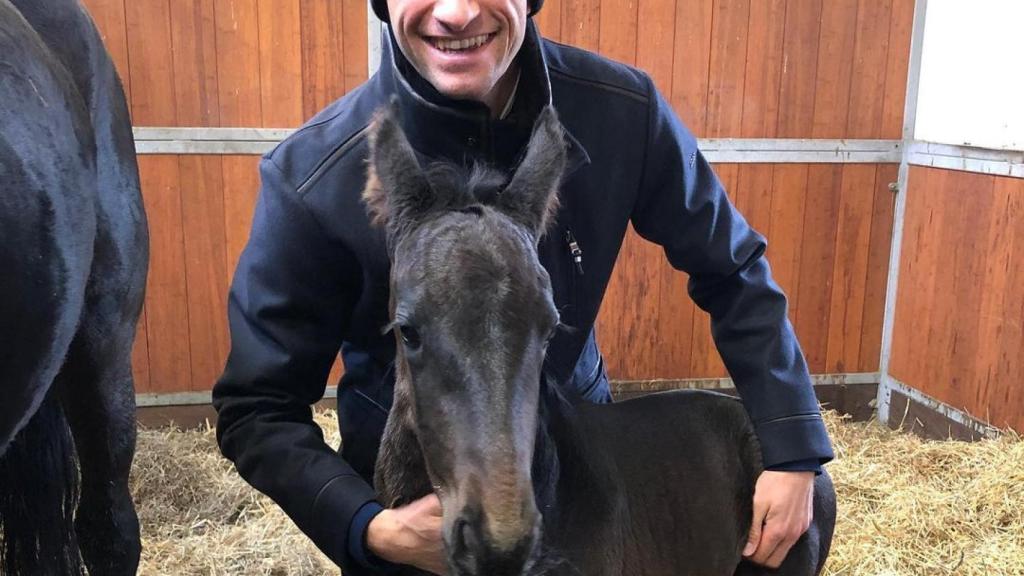 Thomas Müller junto a uno de sus potros