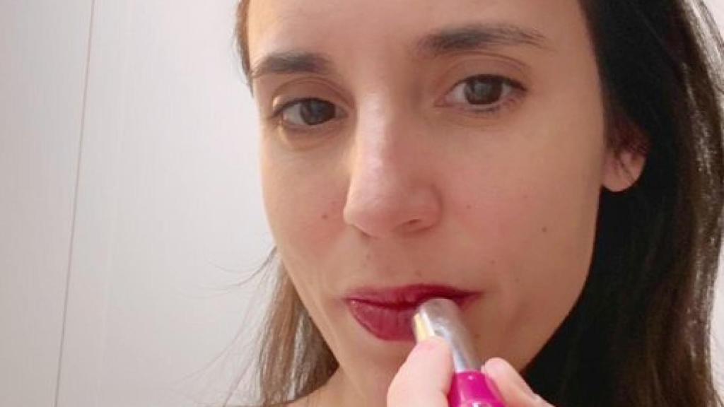 Irene Montero, pintándose los labios de rojo.