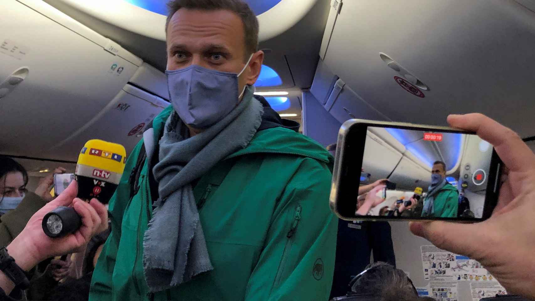 Alexei Navalny, en el vuelo que ha tomado en el aeropuerto de Berlín para viajar a Moscú.