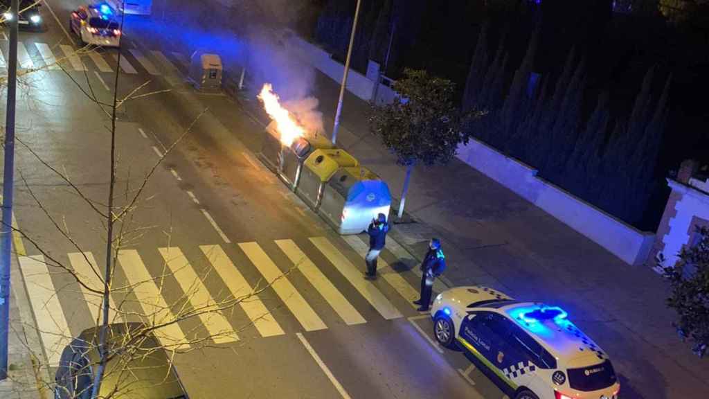 Un contenedor incendiado por los jóvenes disueltos por la Policía Local de la Pallejà.