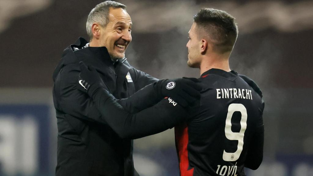 Adi Hütter, entrenador del Eintracht Frankfurt, y Luka Jovic