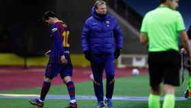 Leo Messi pasa ante Ronald Koeman tras ser expulsado