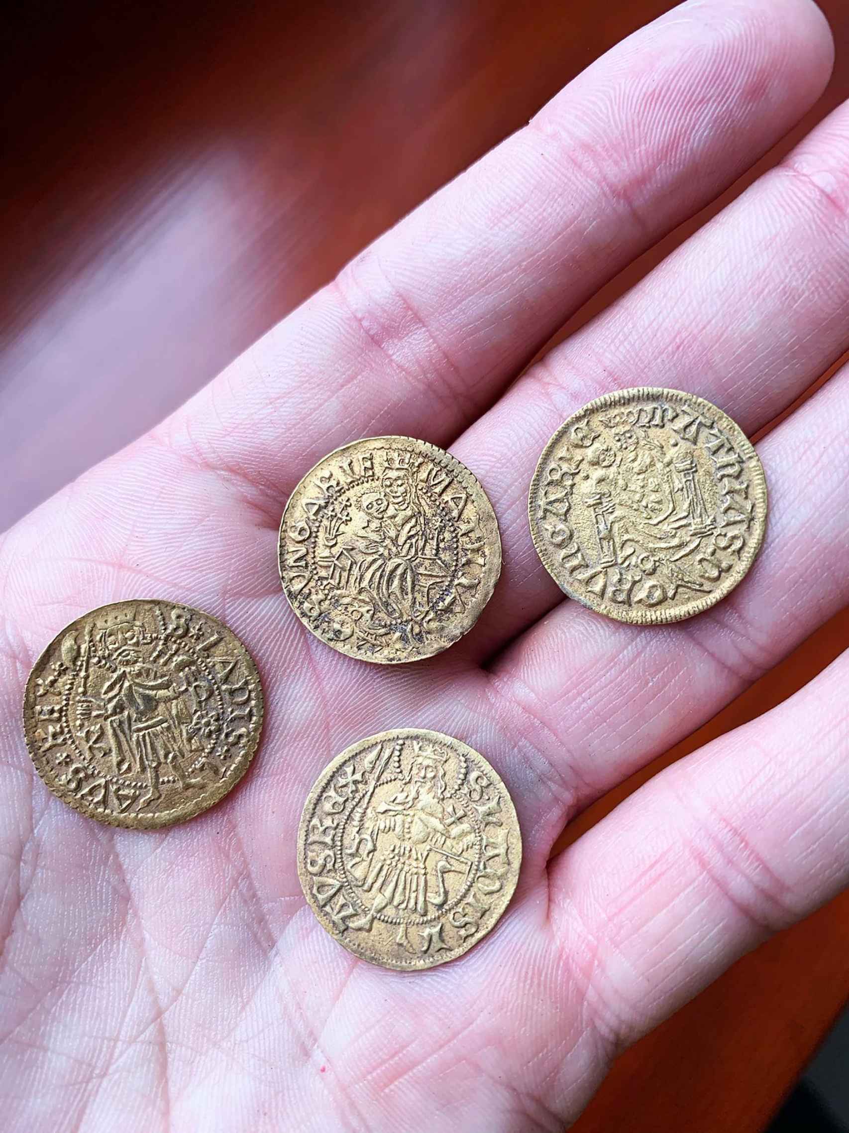 Las cuatro únicas monedas de oro halladas.