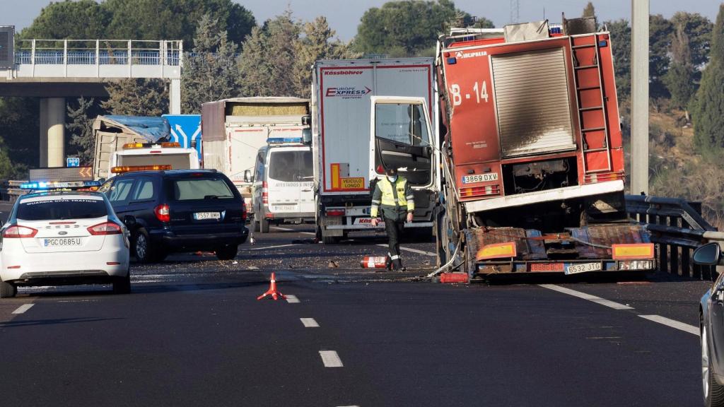 El camión incendiado en el punto de la A-6 donde los tres camioneros fueron arrollados.