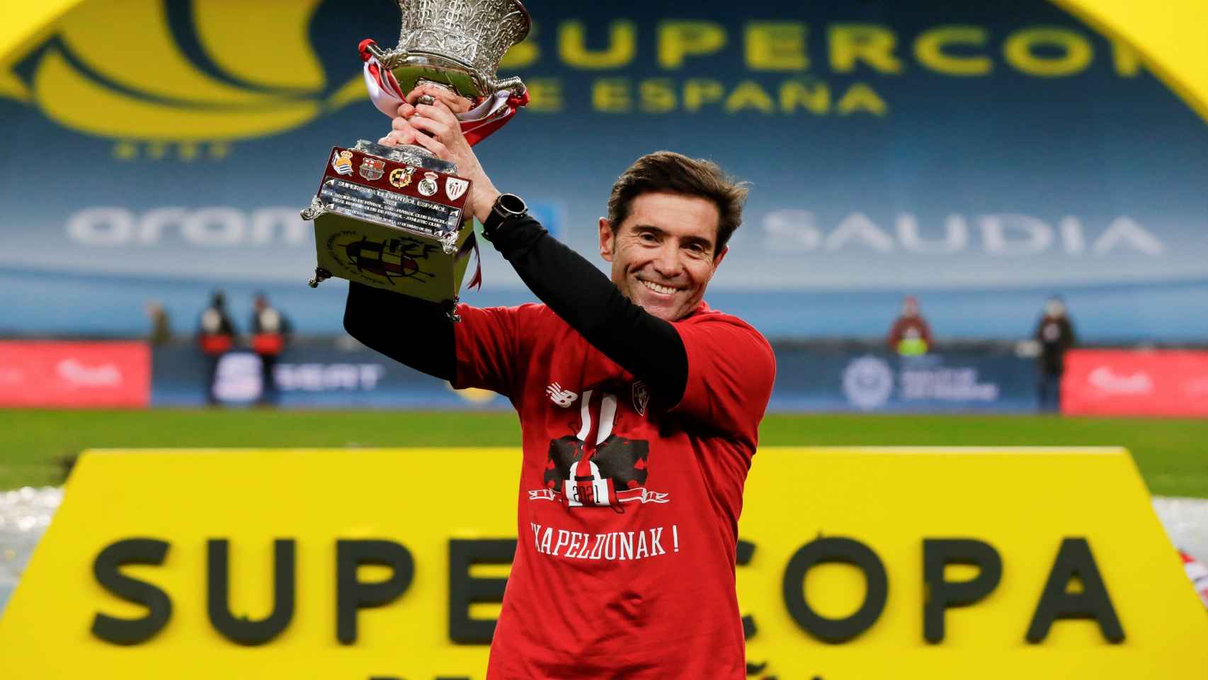 Marcelino García Toral levanta la Supercopa de España de 2021 que se disputó en España por la pandemia de la Covid-19