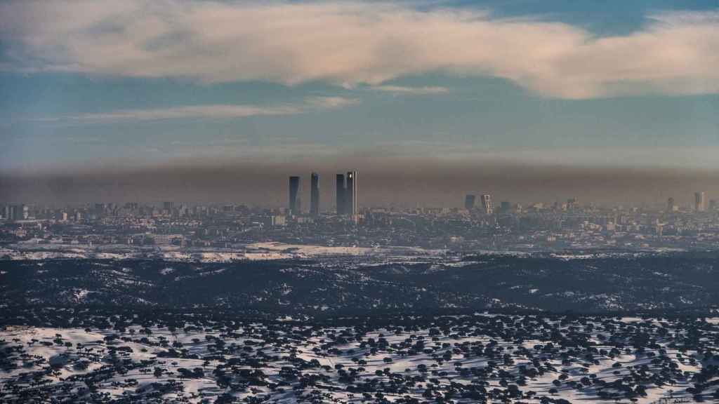 La 'boina' de Madrid sobre una ciudad nevada.