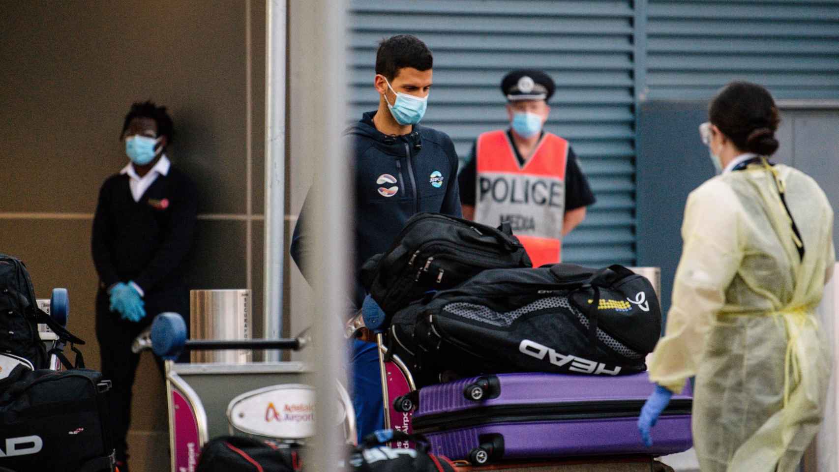 Djokovic, a su llegada al aeropuerto de Adelaida en Australia