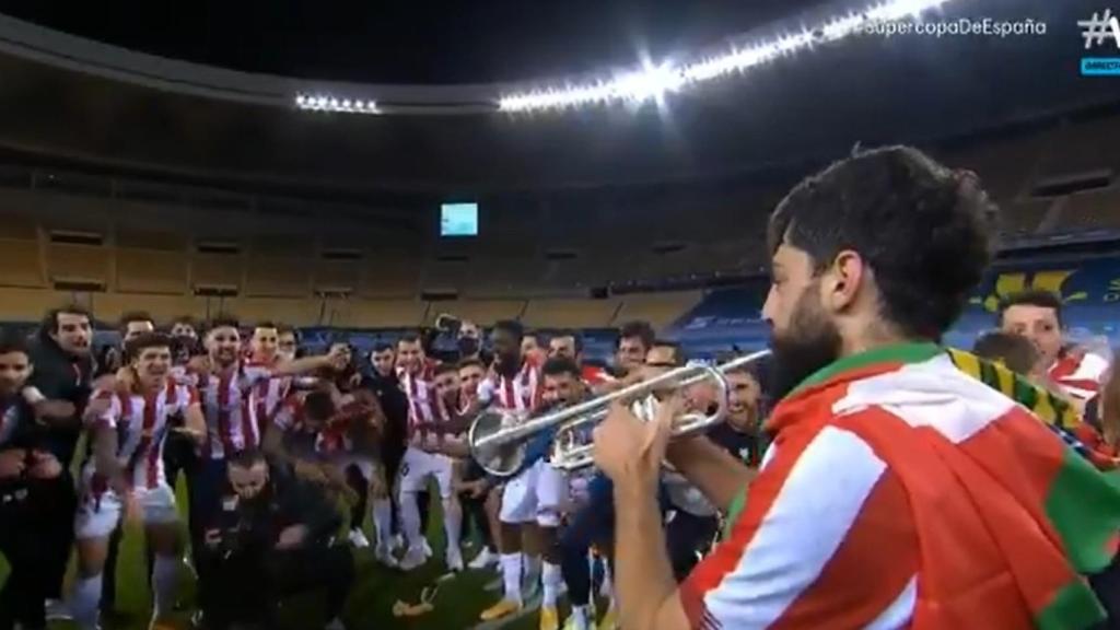 Asier Villalibre, tocando el himno del Athletic con una trompeta tras ganar la final de la Supercopa de España 2021