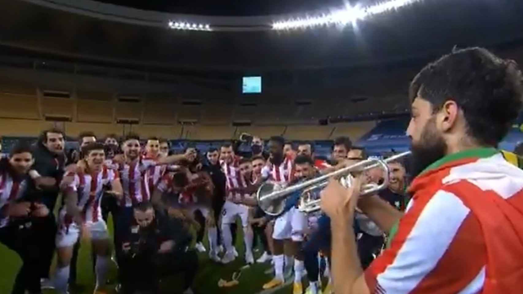 Asier Villalibre, tocando el himno del Athletic con una trompeta tras ganar la final de la Supercopa de España 2021