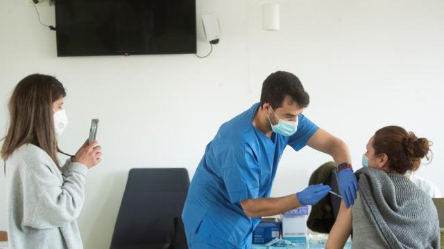 Proceso de vacunación del personal sanitario en el CAP Manso de Barcelona.