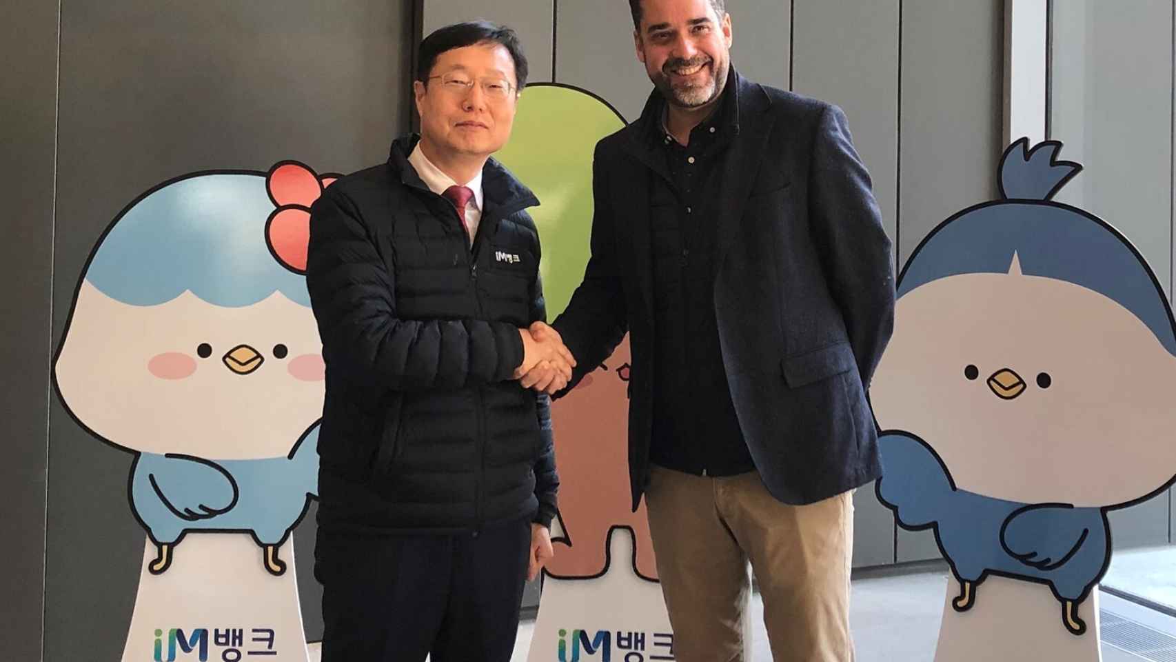 Soong-In Lee, vicepresidente ejecutivo de Daegu Bank, junto a Javier Mira, CEO de FacePhi. .