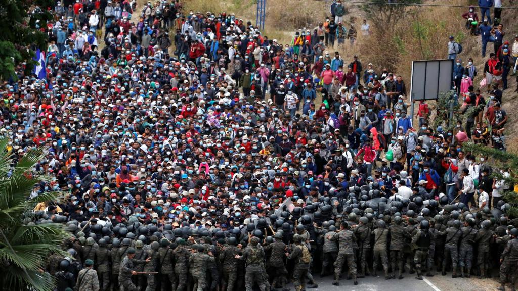 Las fuerzas de autoridad frenan con palos y gases lacrimógenos la caravana de migrantes.