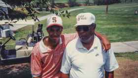 Tiger Woods junto a su padre Earl.