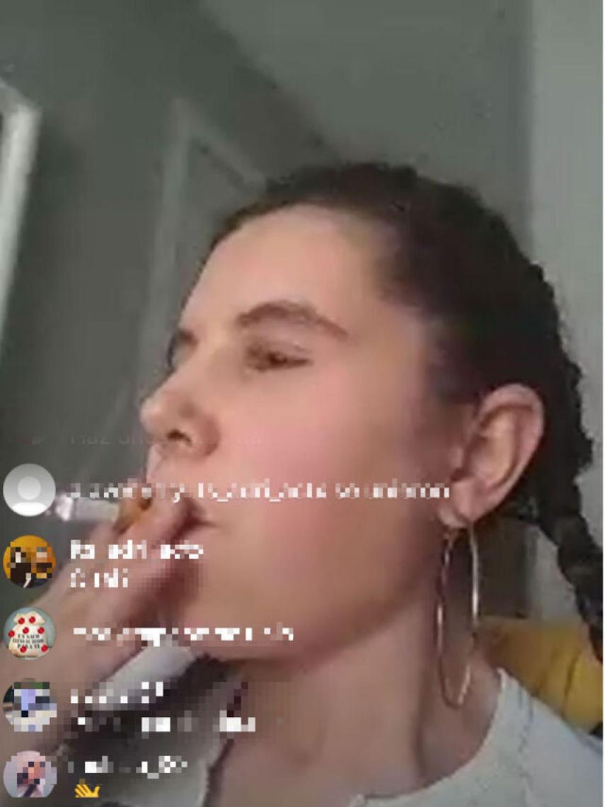 La sobrina de la Reina en un directo de Instagram fumando un cigarrillo y con un piercing.