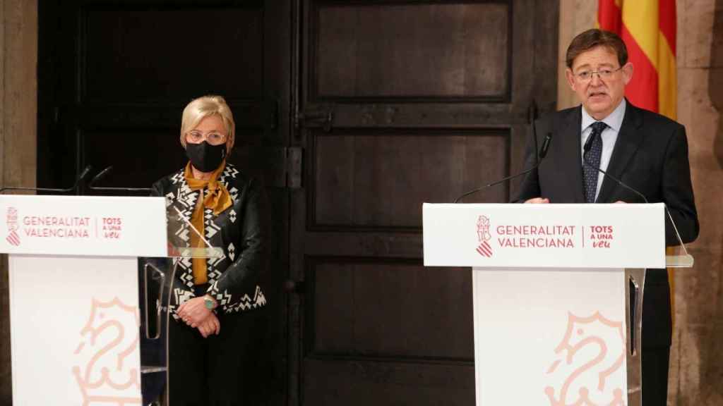 Ana Barceló y Ximo Puig, en la comparecencia en la que anunciaron las restricciones. EE