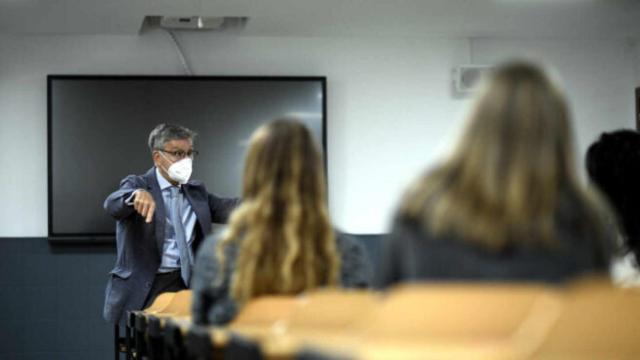 Un profesor da clase a sus alumnos con una mascarilla FFP2. Efe