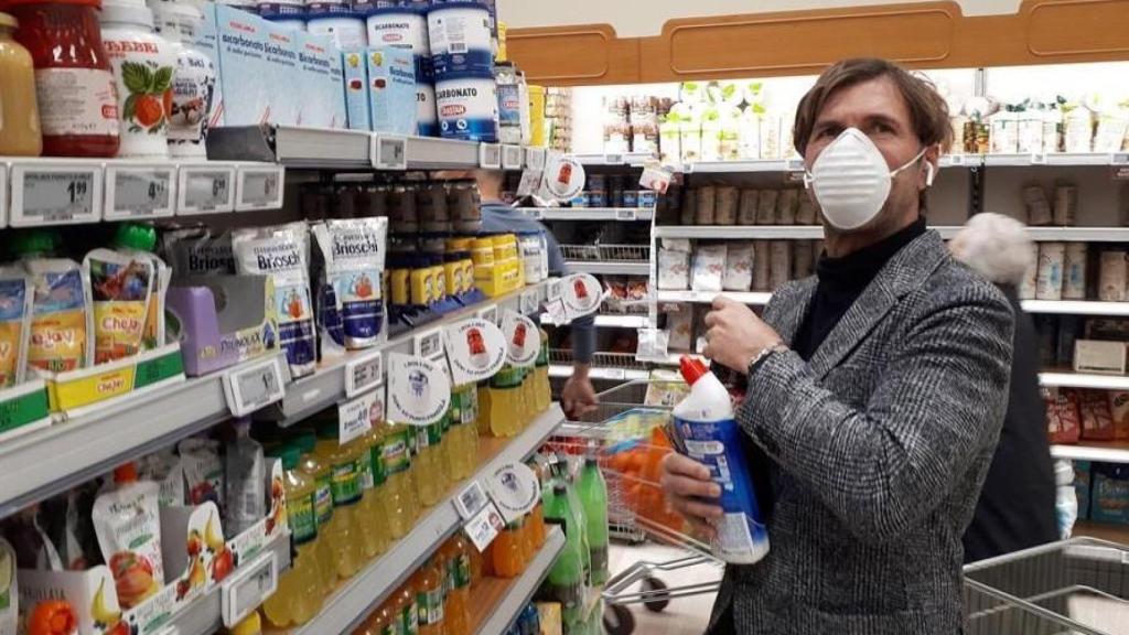 Un hombre comprando en un supermercado.