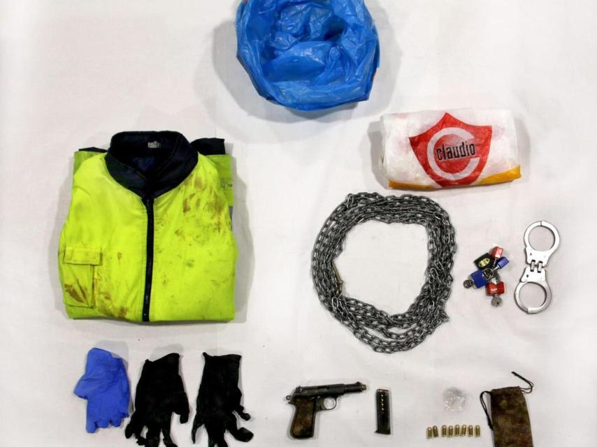 El contenido de la bolsa de supermercado del presunto asesino.
