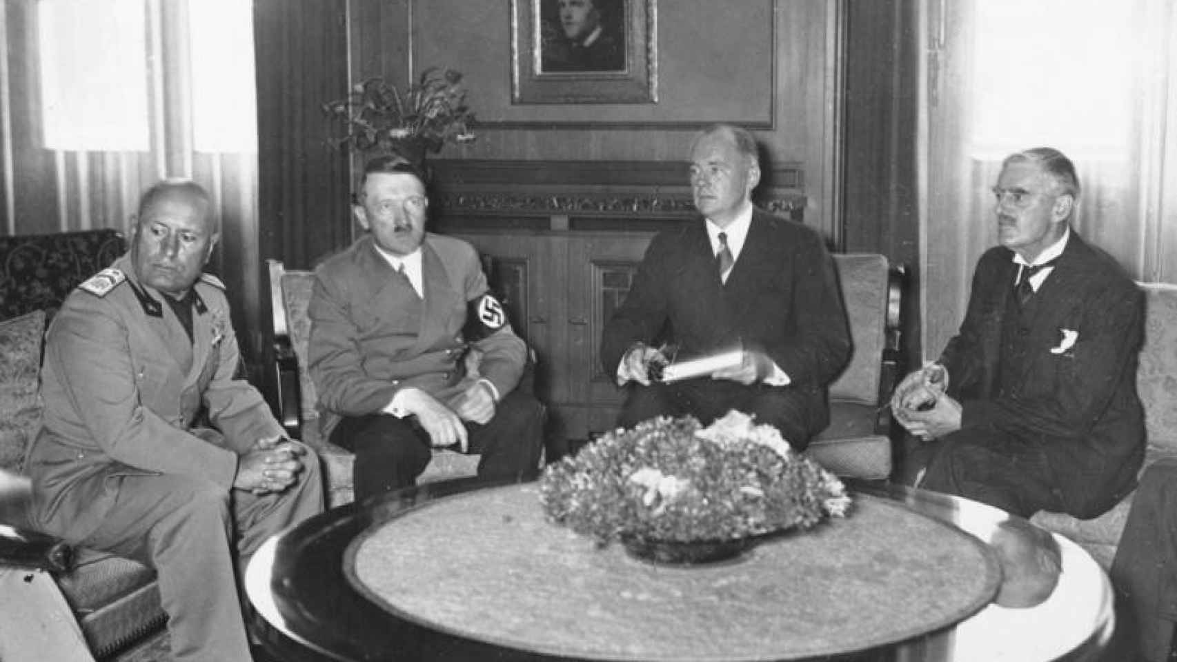 Mussolini, Hitler, su intérprete y Chamberlain durante las negociaciones del Acuerdo de Múnich.