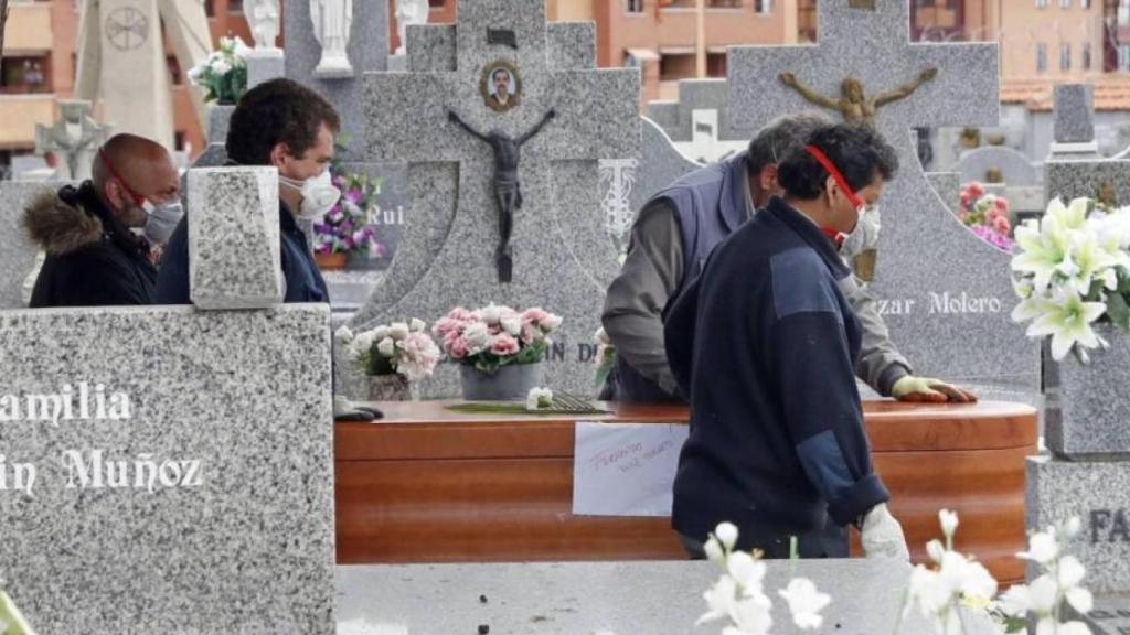 Entierro en tiempos de Covid en imagen de archivo.